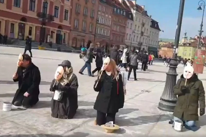 Akcja żebrzących pod kościołem "Gowinów" ani nie jest śmieszna, ani tym bardziej skuteczna.