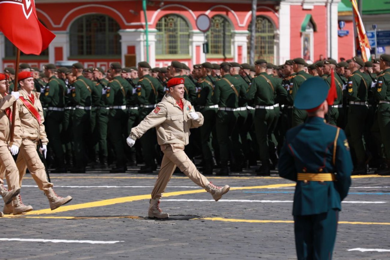 Nikita Nagorny dumnie przemierzający moskiewski Plac Czerwony podczas tzw. Dnia Zwycięstwa.