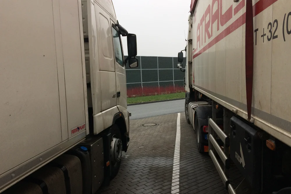 Parking dla kierowców ciężarówek niedaleko Brwinowa.