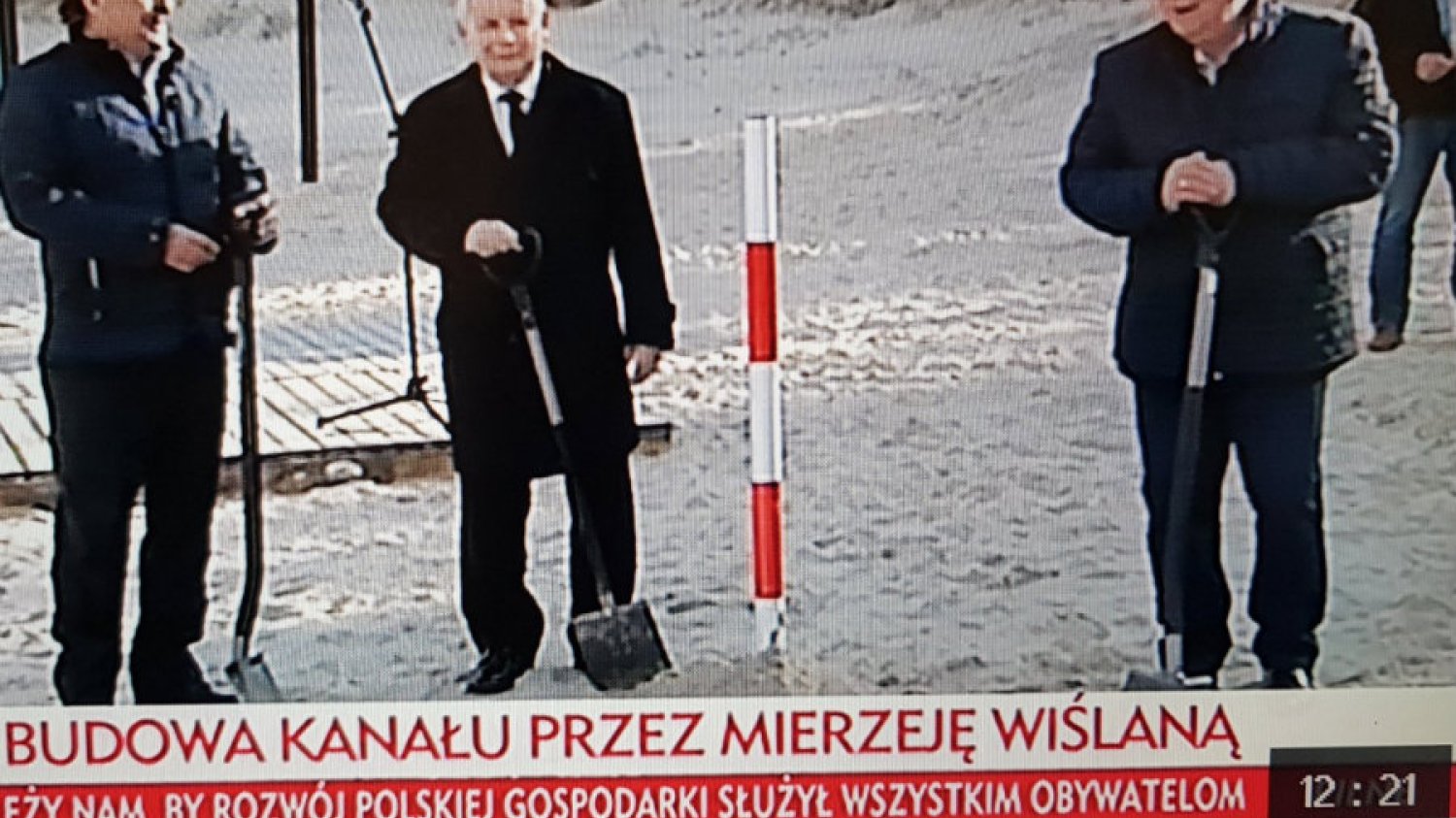 Jarosław Kaczyński wbijał paliki na Mierzei Wiślanej.