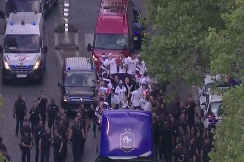 Piłkarze Francji podczas parady na Polach Elizejskich. Wszyscy zwarci i... no może nie wszyscy gotowi.