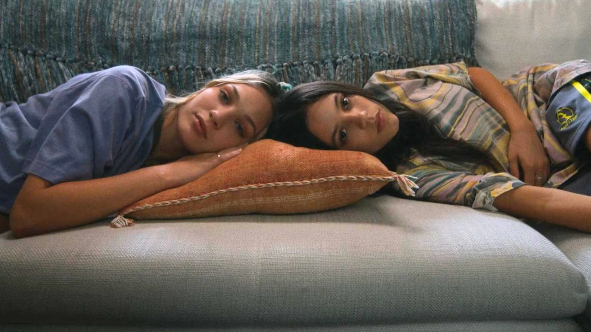 Maddie Ziegler i Jenna Ortega w filmie "Następstwa"