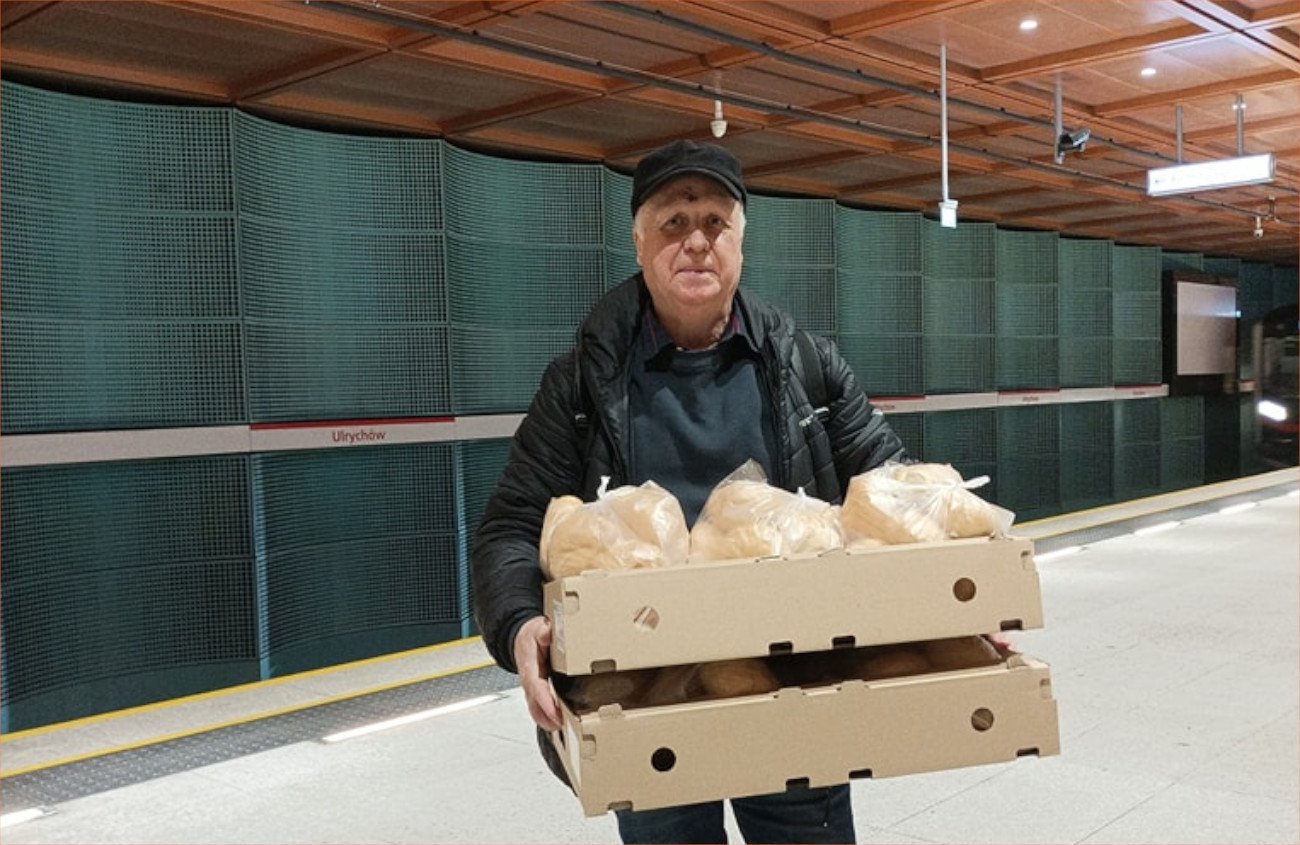 Pan Adam, wolontariusz Fundacji Daj Herbatę.