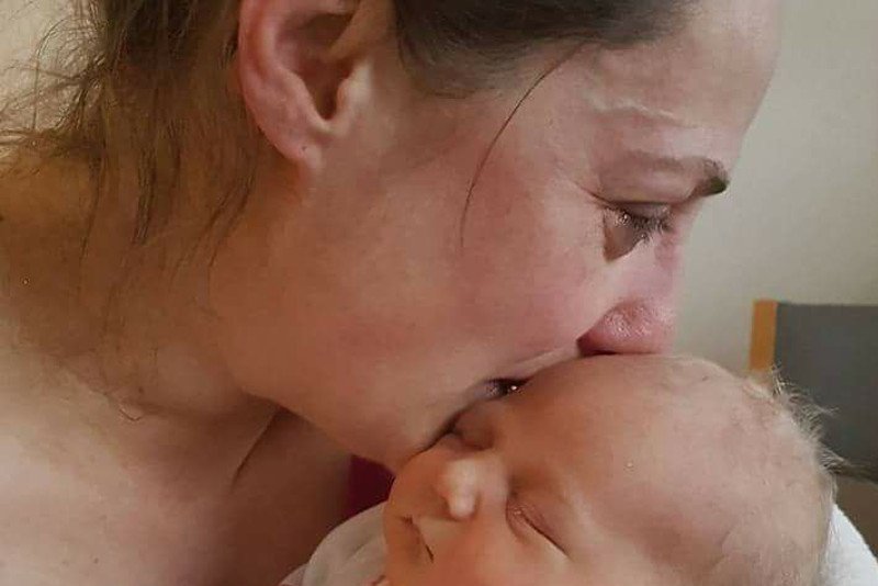 Nikolettę policja i Komitet ds. Ochrony Dzieci zabrał Arlecie Kilichowskiej dzień po porodzie. Oburzeni postawą służb są nie tylko Polacy.