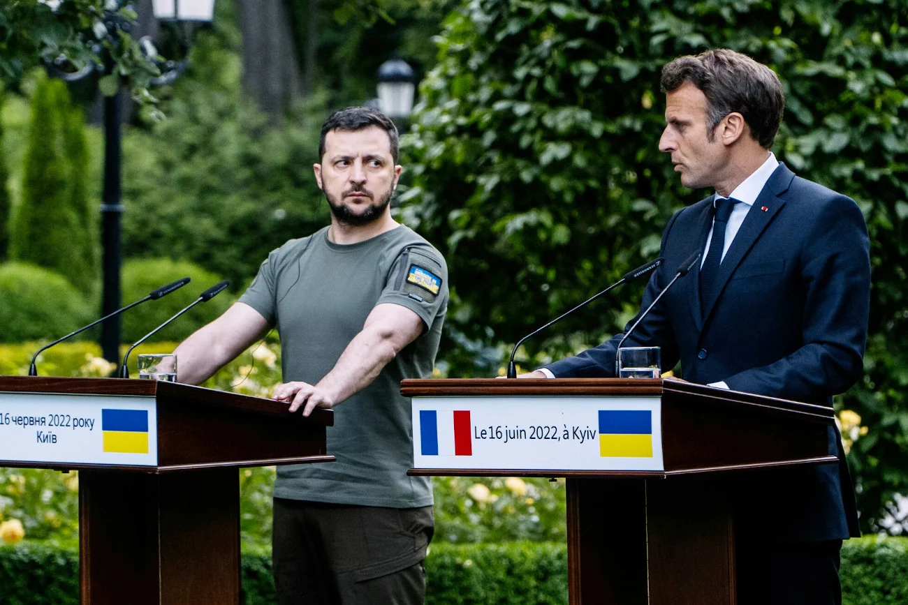 Przywódcy Francji, Niemiec, Włoch, Rumunii wystąpili w Kijowie w garniturach. Komentujący zwrócili na to uwagę.