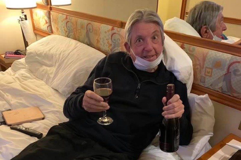 Australijskie małżeństwo umila sobie czas winem zamówionym przez internet.