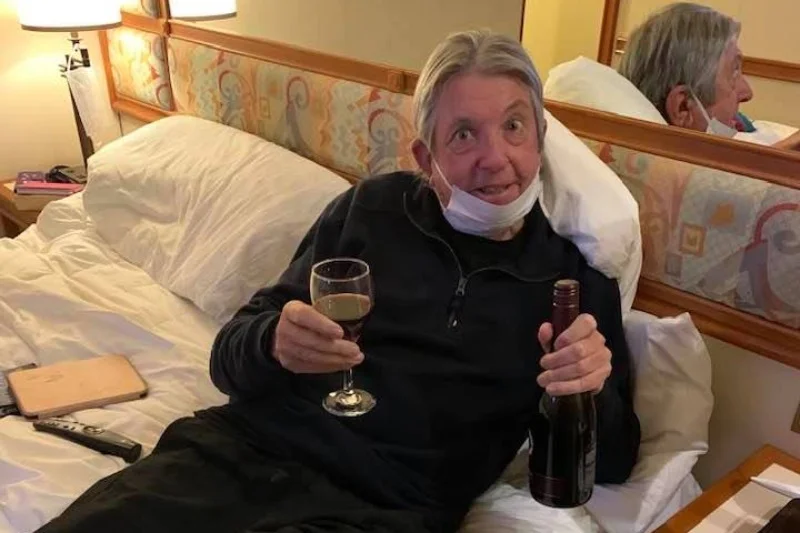 Australijskie małżeństwo umila sobie czas winem zamówionym przez internet.
