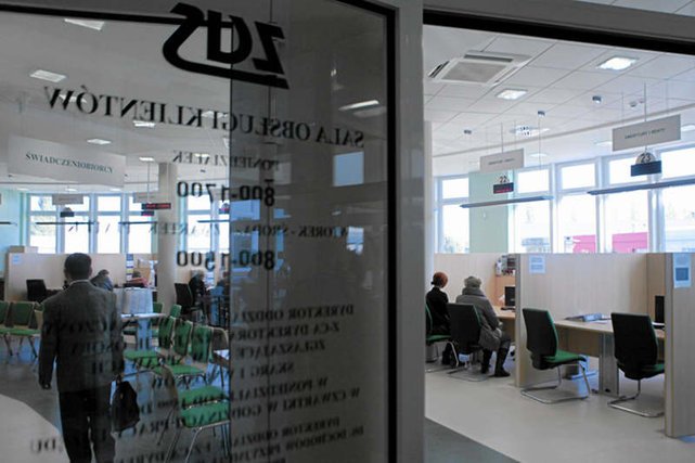 ZUS zbankrutuje przed 2020 rokiem. Autorzy raportu podważają rządowe prognozy