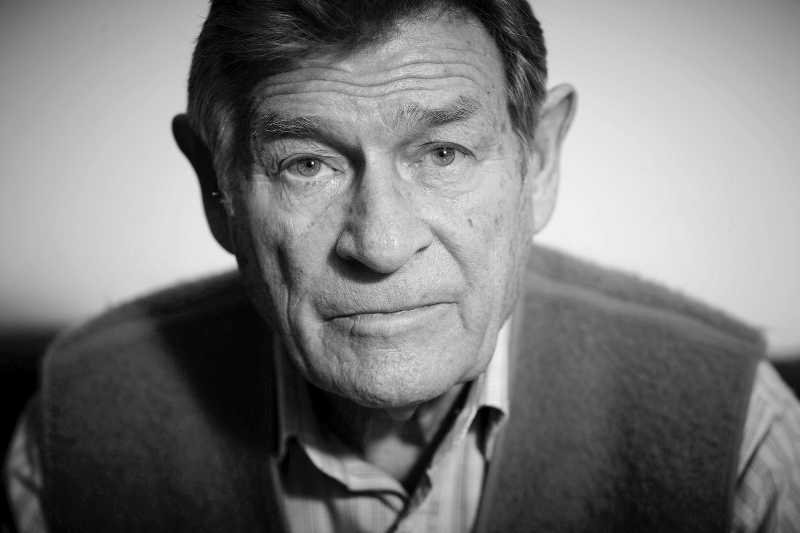 Pomysł uczczenia Stanisława Mikulskiego minutą ciszy w Sejmie budzi protesty prawicy.