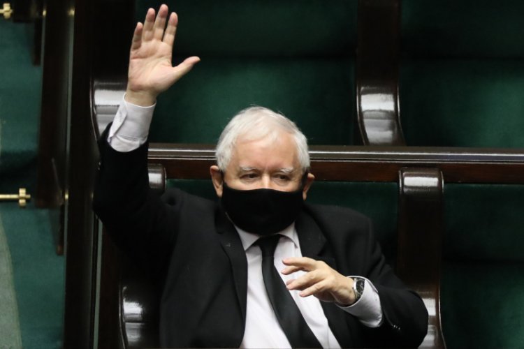 Prawo i Sprawiedliwość prowadzi w najnowszym sondażu Kantar, ale z takim wynikiem partia nie mogłaby liczyć na samodzielną większość.