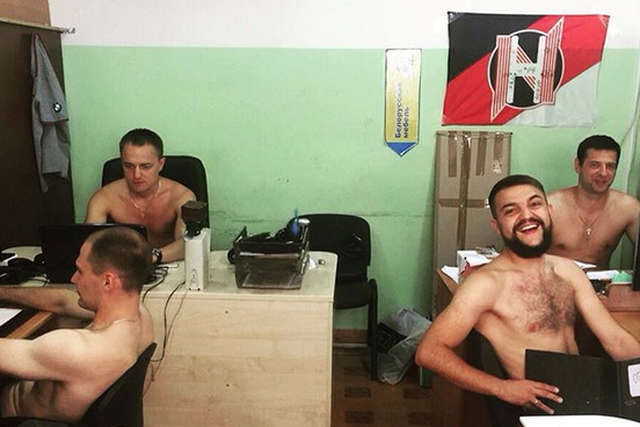 Białorusini kpią z Łukaszenki, rozbierając się w pracy – tak jak chciał.