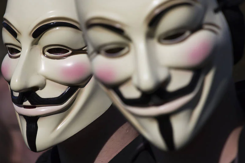 Dwie osoby w maskach hakerskiej grupy [url=http://shutr.bz/17Ed4OR]Anonymous[/url] podczas manifestacji w Holandii.
