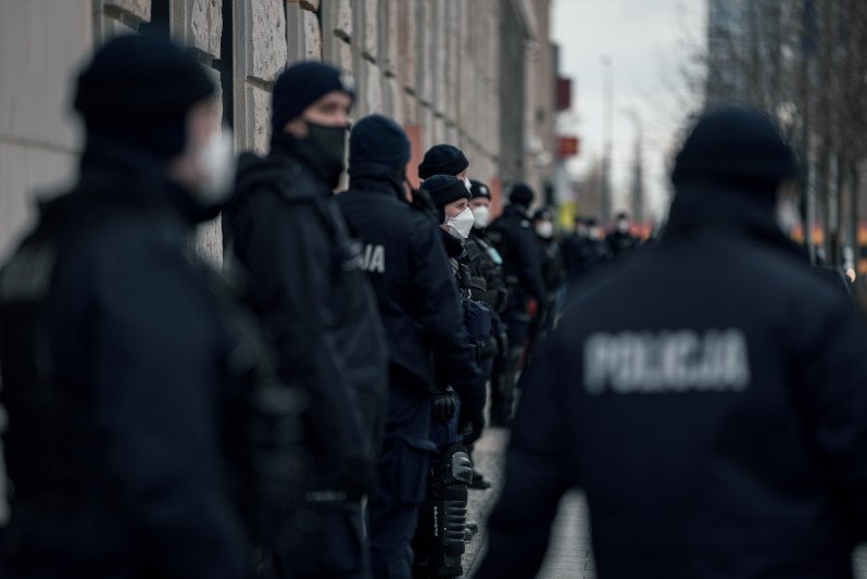 Protest antycovidowy w Warszawie. Doszło do przepychanek z policją.