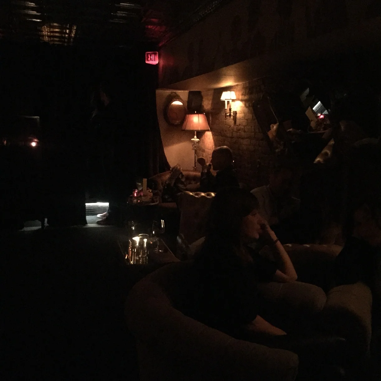 Wnętrze Raines Law Room w Nowym Jorku.