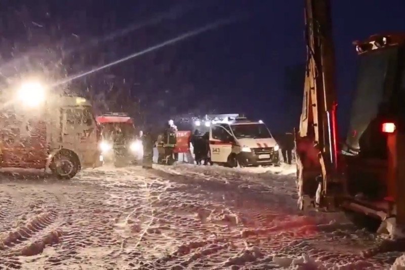 Na miejscu katastrofy cały czas pracują odpowiednie służby.