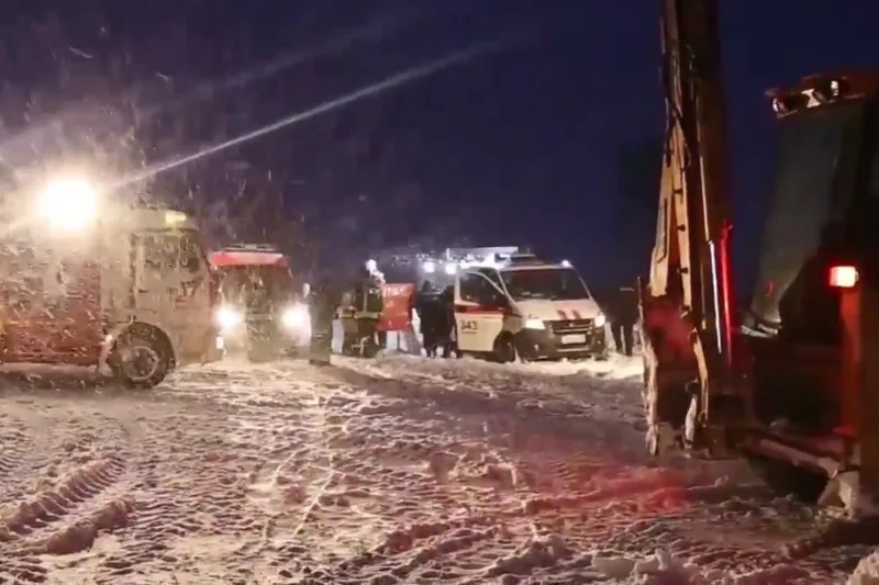 Na miejscu katastrofy cały czas pracują odpowiednie służby.