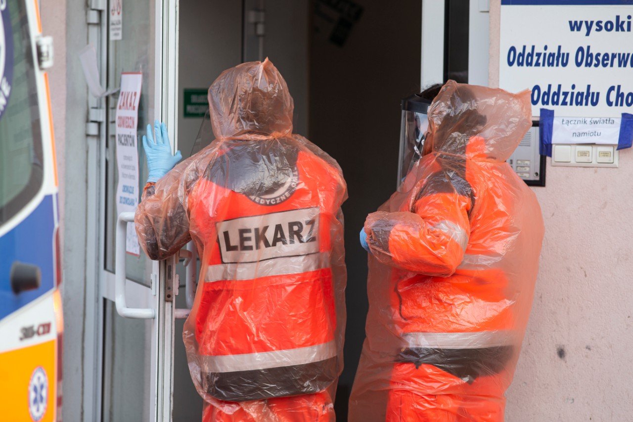 Ministerstwo Zdrowia poinformowało o 43 nowych potwierdzonych przypadkach koronawirusa. Są cztery ofiary śmiertelne, wśród nich 32-latka. Łącznie potwierdzono w Polsce już 1905 przypadków zakażenia koronawirusem. Wśród nich jak dotąd było 26 ofiar śmiertelnych. To stan na 30 marca na godz. 9.