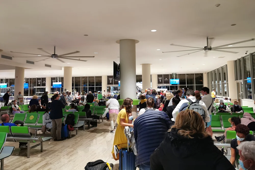 Obostrzenia obostrzeniami, a finalnie i tak wszystko kończy się w ten sposób na lotnisku.