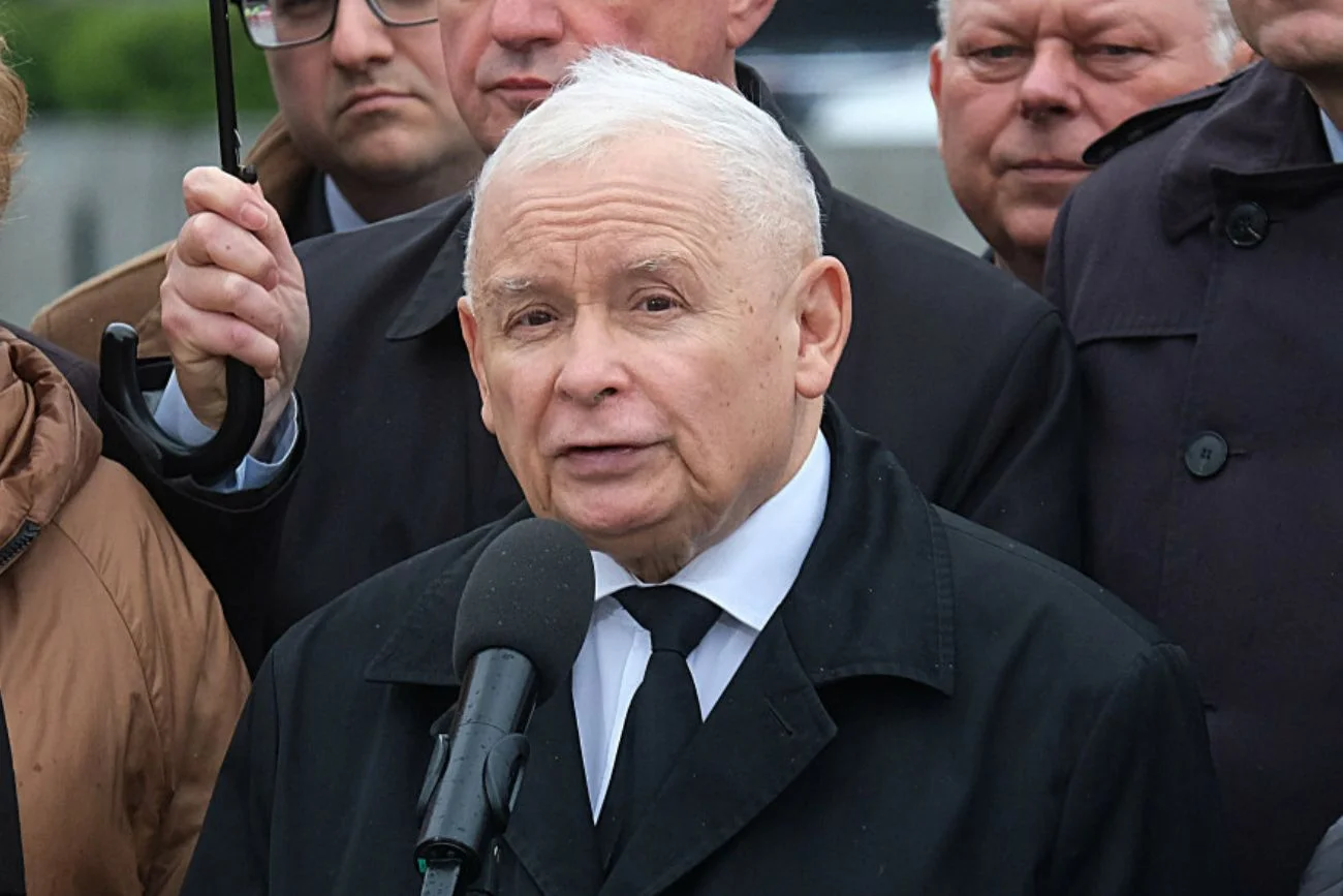 Krzyki na miesięcznicy smoleńskiej. Ta reakcja Kaczyńskiego zaskakuje Krzyki "kłamca" na miesięcznicy smoleńskiej. Reakcja Kaczyńskiego zaskakuje.