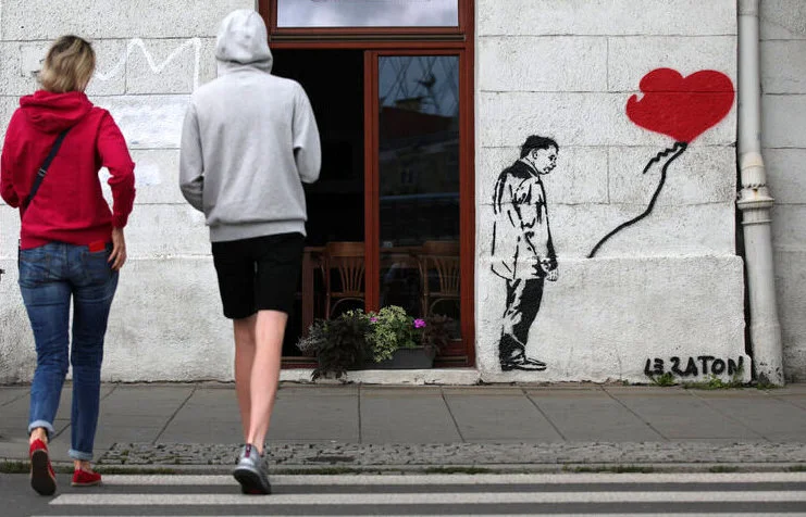 Nowy mural a'la Banksy w Krakowie. Jarosław Kaczyński jak "Dziewczynka z balonikiem"