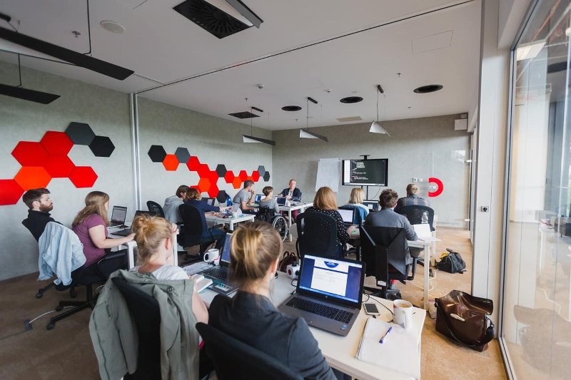 Coders Lab to największa szkoła programowania w Polsce. Program ich kursów przygotowano z myślą o kwalifikacjach na stanowisko Front-end i Back-end developera