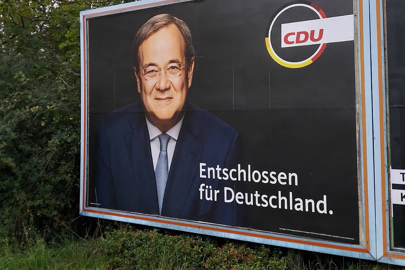 Tegoroczne wybory w Niemczech zdominowała agenda klimatyczna, więc wszystkie partie znacząco zmniejszyły liczbę plakatów rozklejanych po miastach. Na zdjęciu jeden z billboardów reklamujących kandydata CDU na kanclerza Armina Lascheta.