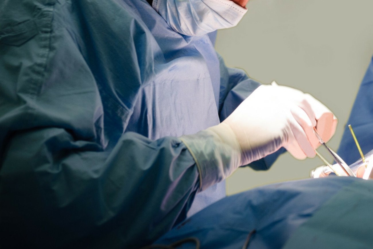 Przypadkiem amputowano 69-latkowi przyrodzenie. Sprawa trafiła do sądu.