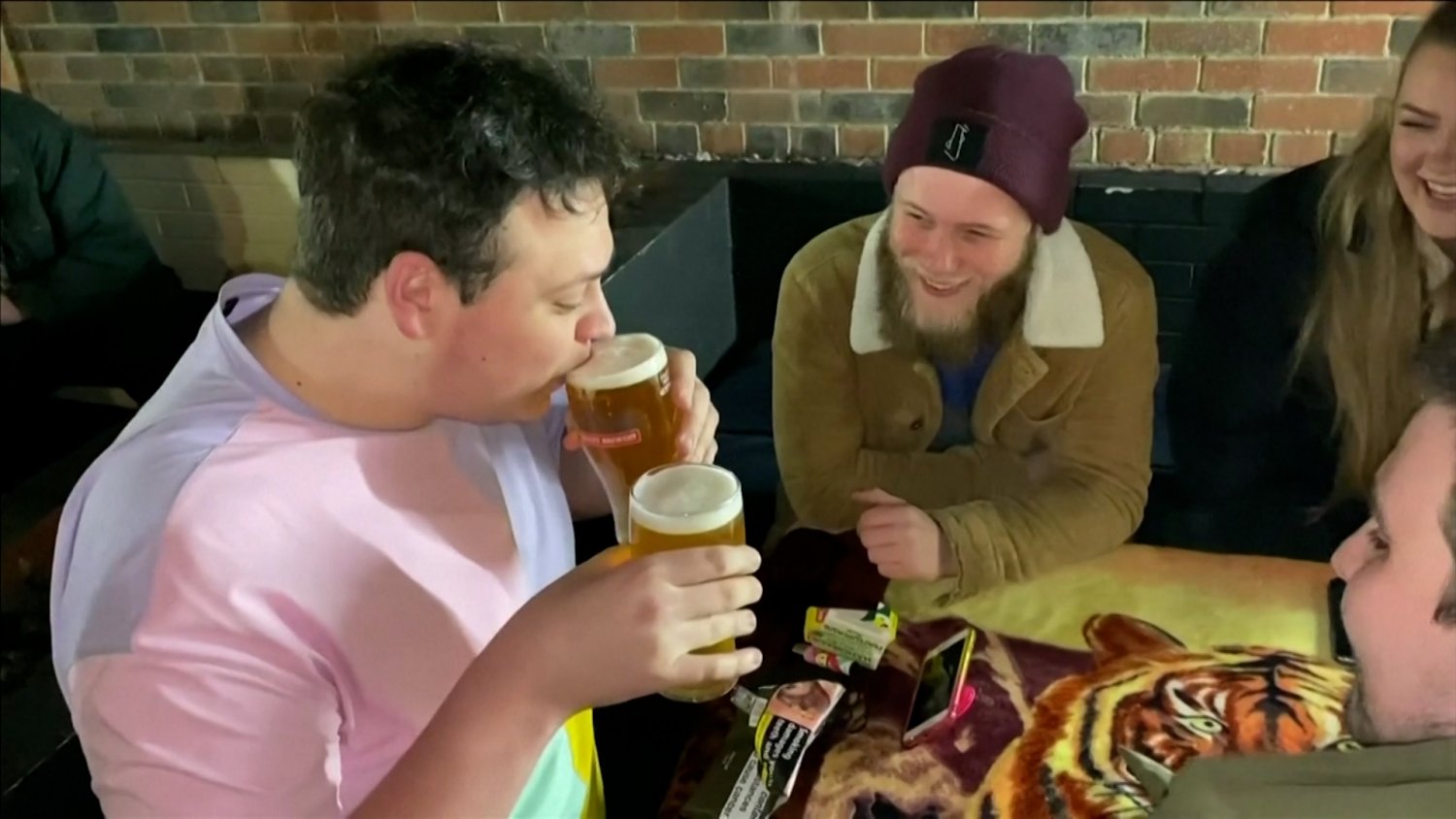 W poniedziałek zaczął się w Anglii drugi etap wychodzenia z lockdownu.