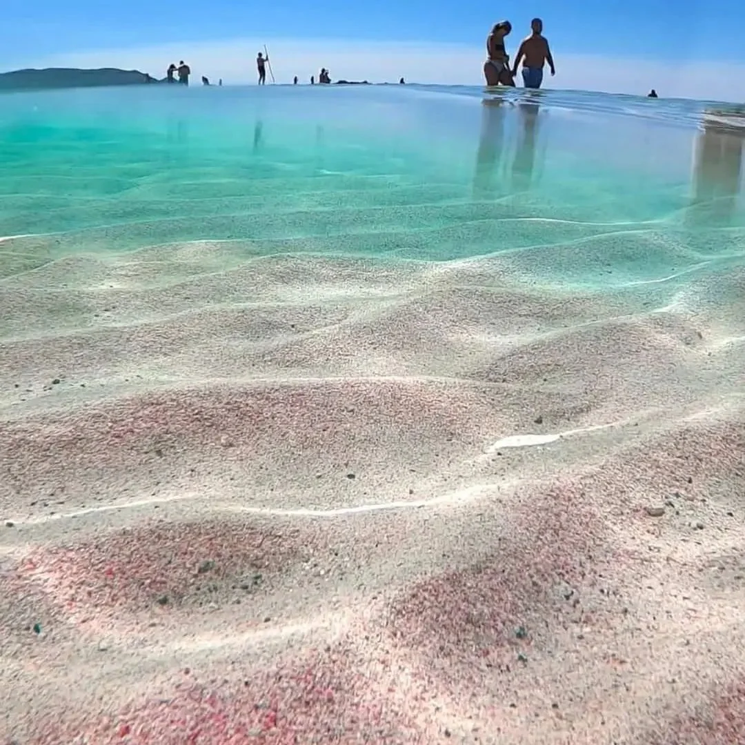 Różowy piasek na plaży w Grecji Różowy piasek na plaży w Grecji
