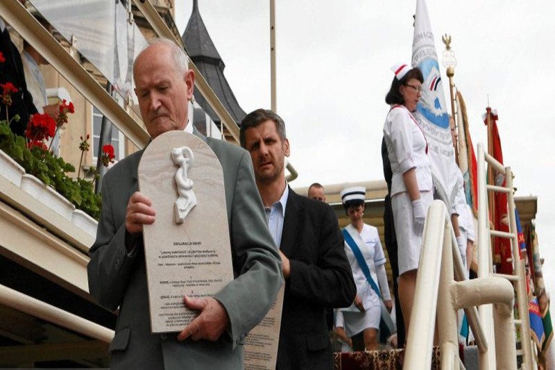 Lista lekarzy, którzy podpisali deklarację wiary odżyła. Pojawiają się coraz większe problemy, nawet w prywatnych przychodniach.