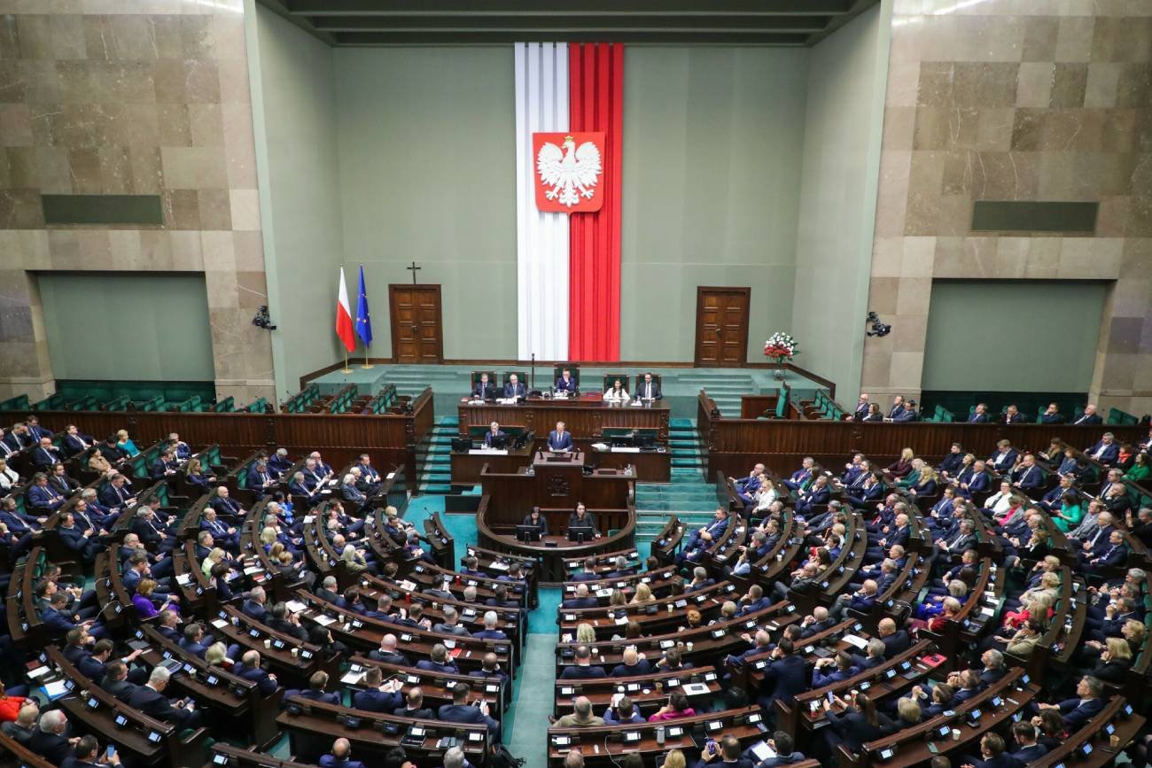 Na głosowaniu nad rządem Donalda Tuska zabrakło 10 posłów.