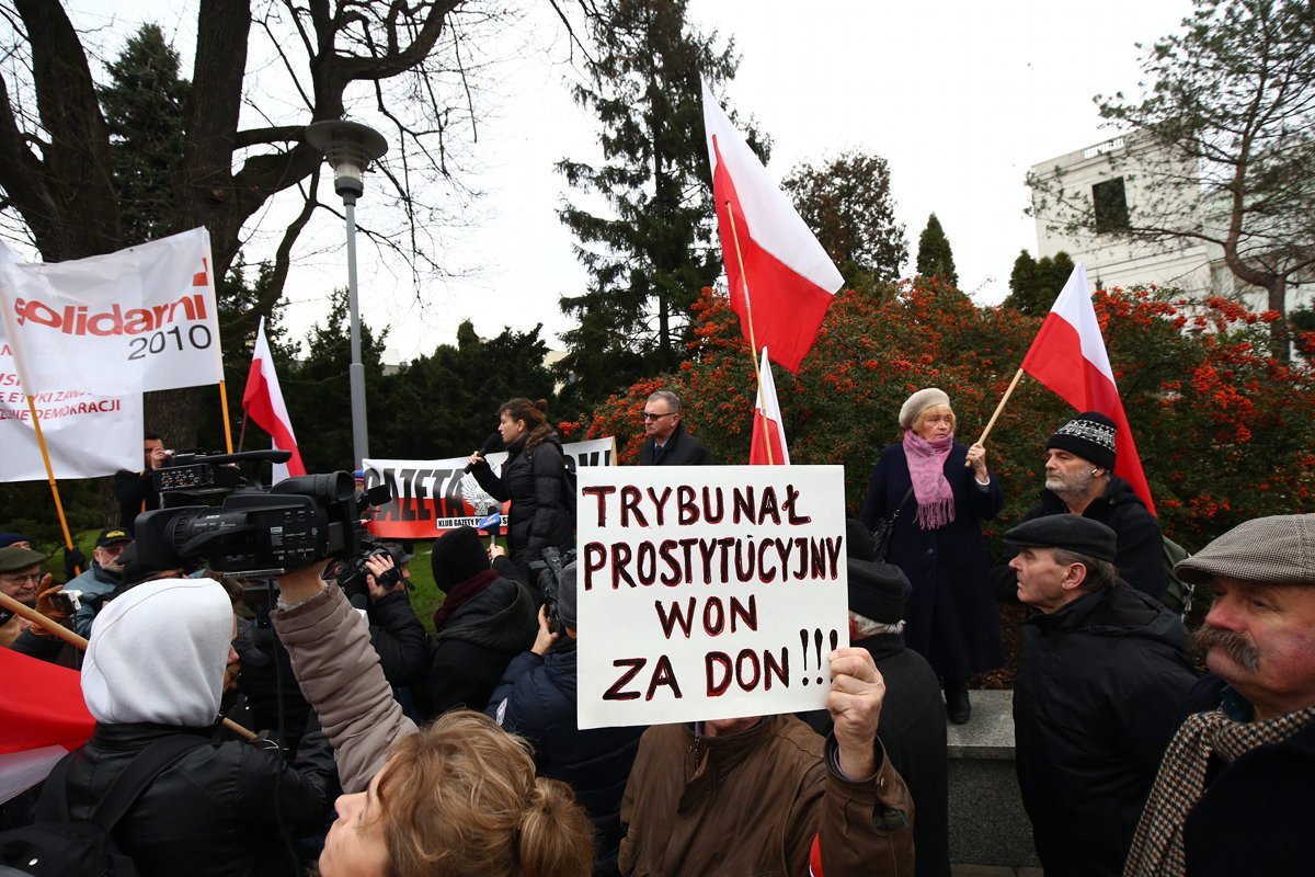 Demonstracja pod Sejmem - w sprawie Trybunału Konstytucyjnego -zorganizowana przez klub Gazety Polskiej i ruch Solidarni 2010.