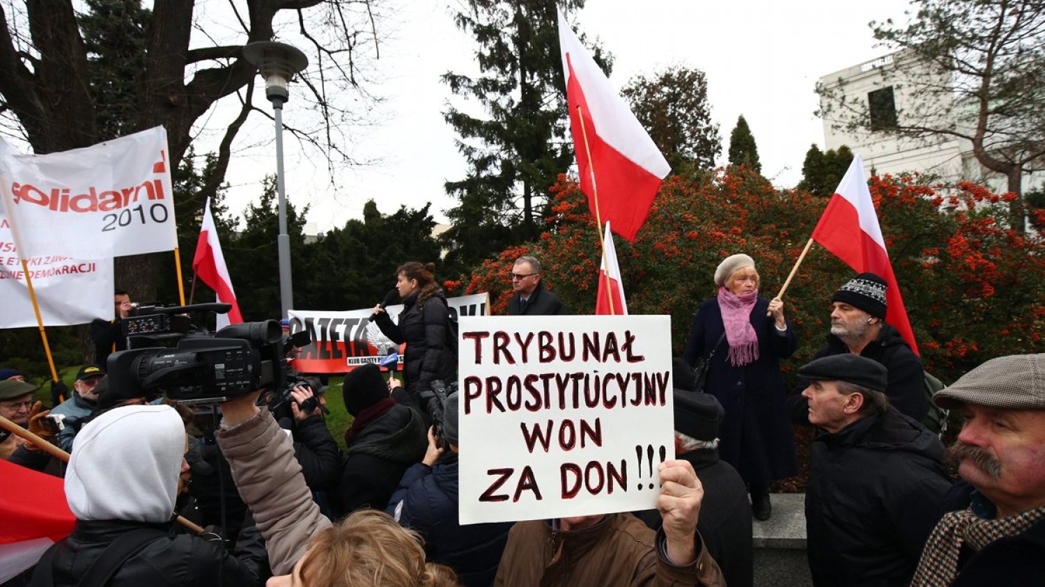 Demonstracja pod Sejmem - w sprawie Trybunału Konstytucyjnego -zorganizowana przez klub Gazety Polskiej i ruch Solidarni 2010.