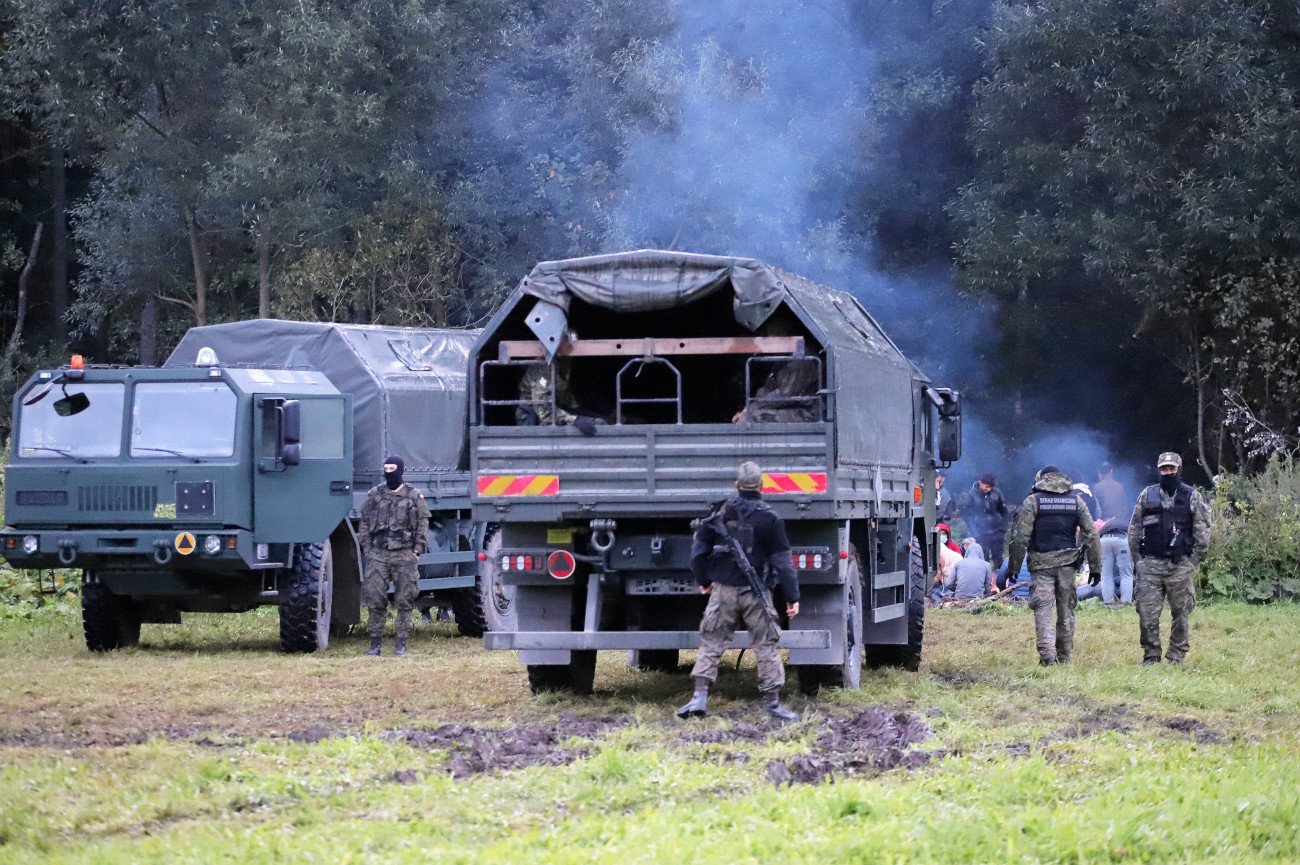 Mężczyźni w mundurach Straży Granicznej odmawiają wylegitymowania się. Odsuwają wszystkich od uchodźców - dziennikarzy i lekarkę.