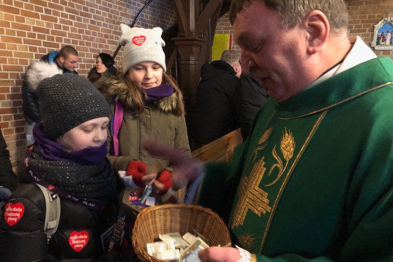 Ks. Kazimierz Klaban, proboszcz parafii Dobrego Pasterza w Kościele Polskokatolickim, przekazał zbiórkę z tacy na WOŚP.