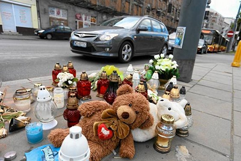 Na zbiegu ul. Kijowskiej i Targowej  pospieszna krzątanina, ludzie wciąż gdzieś biegną i wydaje się, że nie zauważają miejsca niedawnej tragedii. To mylne wrażenie.