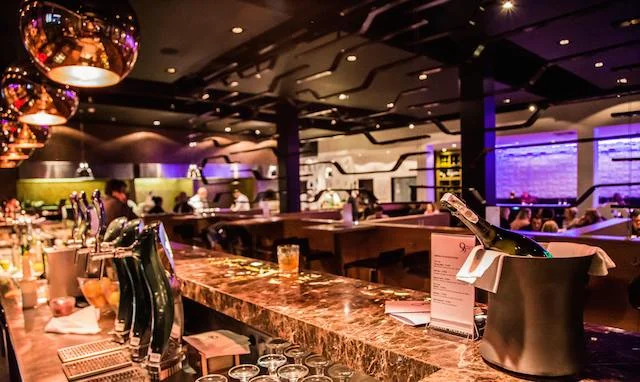 Restauracja 99 w Warszawie stawia na załogę z wieloletnim doświadczeniem. To, co dzieje się w restauracji, zostaje między obsługą a gośćmi.