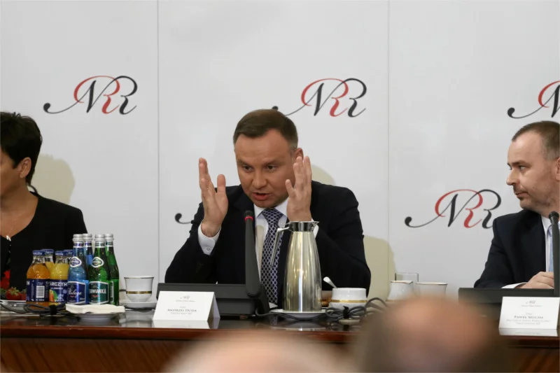 Prezydent Andrzej Duda nie może zbytnio liczyć na wsparcie swoich kolegów z byłej partii w sprawie referendum konsultacyjnego dot. zmian w konstytucji.