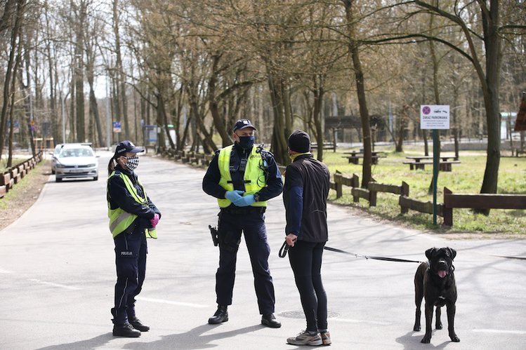 60-latek z Białegostoku tłumaczył funkcjonariuszom, że nie chciał robić bliskim problemu.