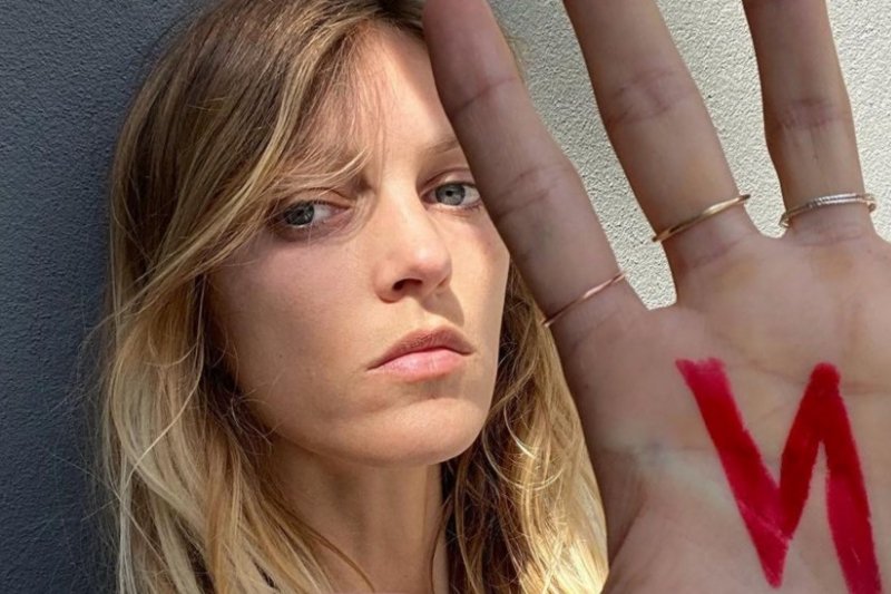 Anja Rubik zapozowała nago do grudniowej okładki "Vogue'a".