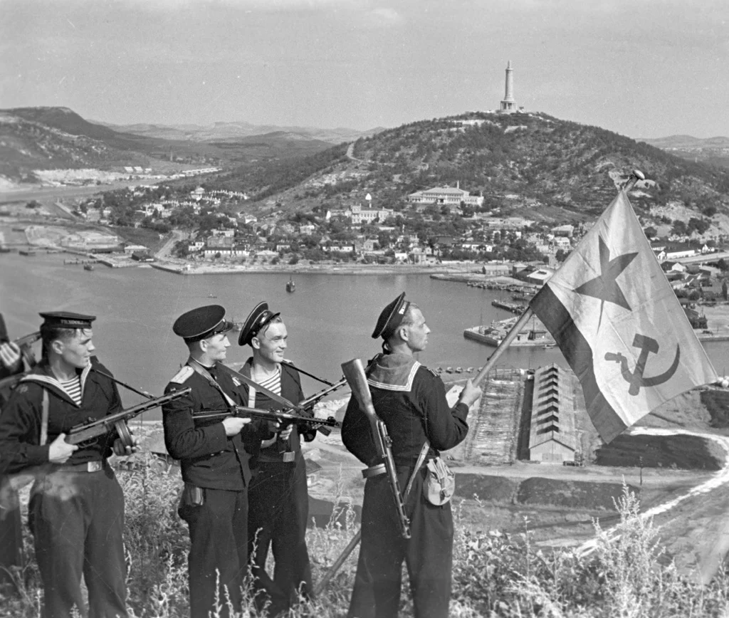 Marynarze radzieccy w Port Artur.