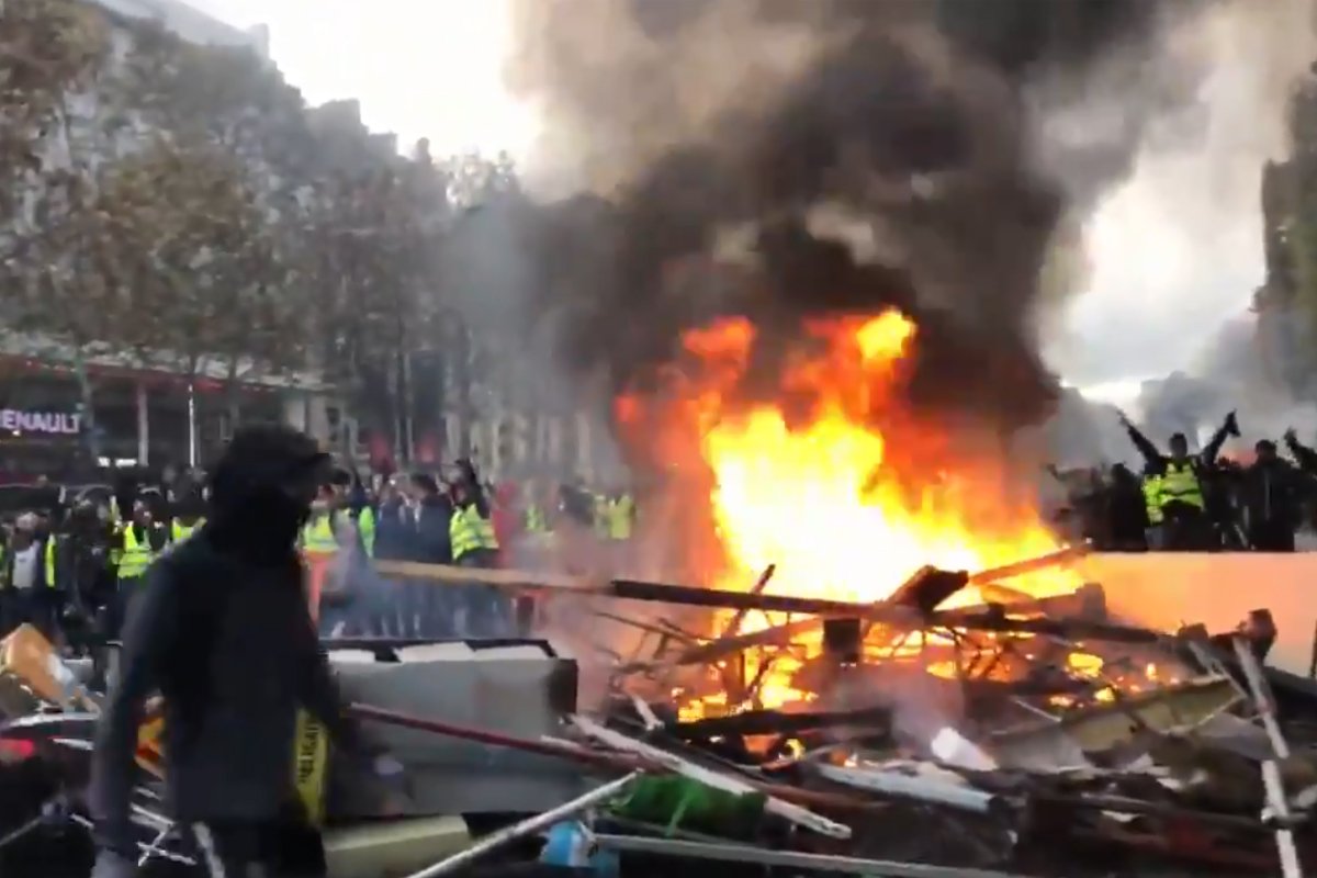 Paryż płonie. Protestujący domagają się obniżek cen paliw.