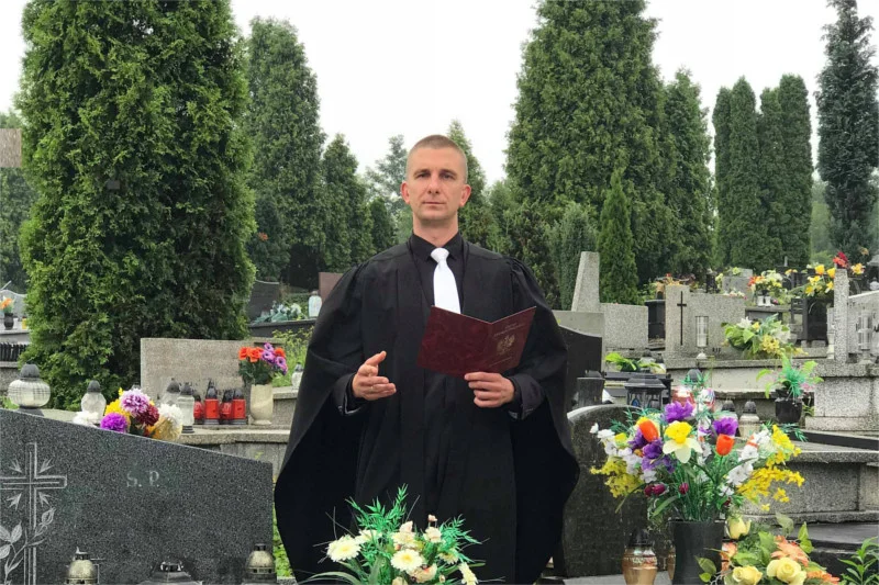 Szymon Widera jest mistrzem ceremonii świeckich.