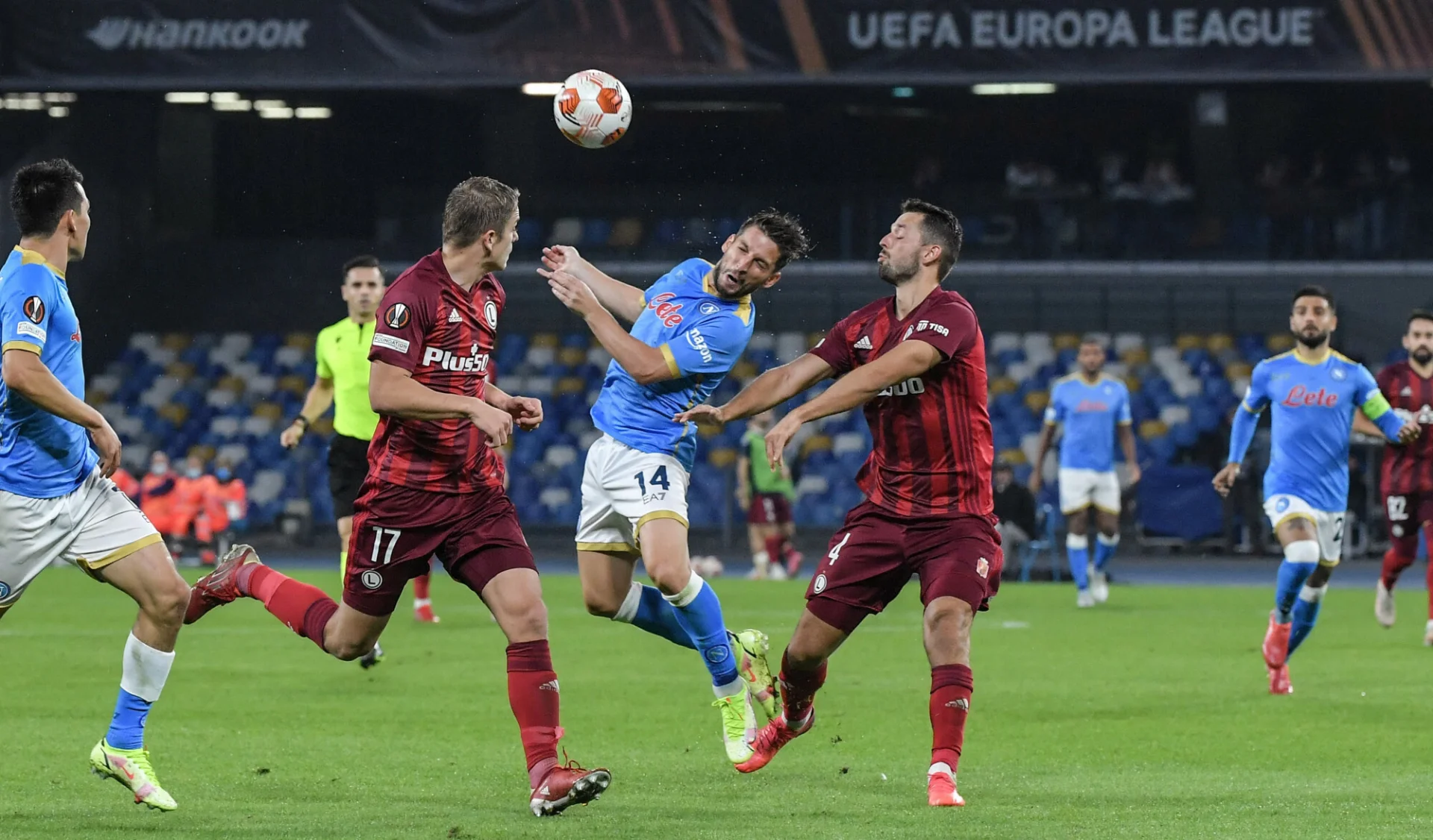 Legia Warszawa postara się w czwartek zatrzymać lidera Serie A na swoim boisku