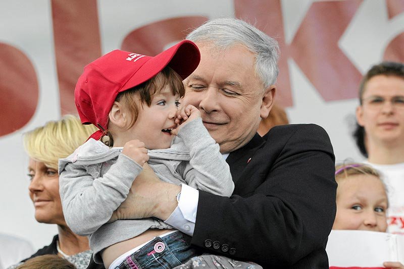 Rok 2011. Jarosław Kaczyński z dziećmi w Szczecinie