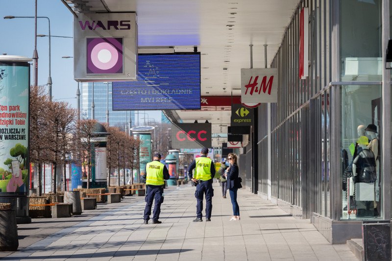 W ciągu ostatniego weekendu mandaty karne otrzymało kilkaset osób w Warszawie.