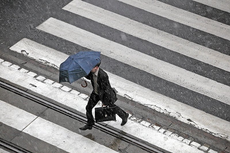 Na terenie niemal całej Polski wystąpią burze i silny wiatr.