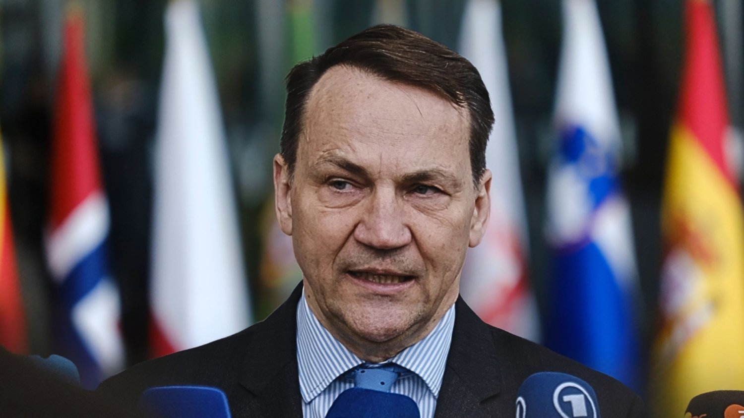 Sikorski ostrzega przed Rosją. "Polacy wolą jeść trawę niż zostać kolonią"