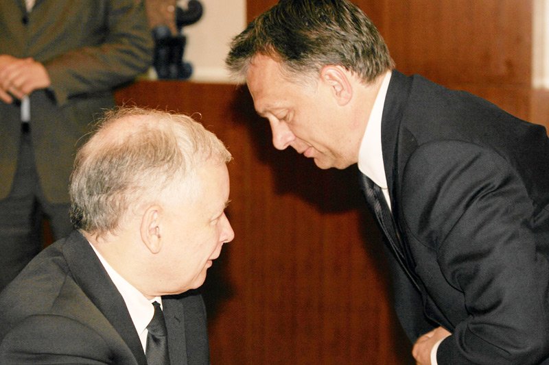 Premier Węgier Viktor Orban zablokuje unijne sankcje wobec Polski? PiS nie powinien liczyć na tego sojusznika, bo Bruksela ma dla niego zachętę do "zdrady" Jarosława Kaczyńskiego.