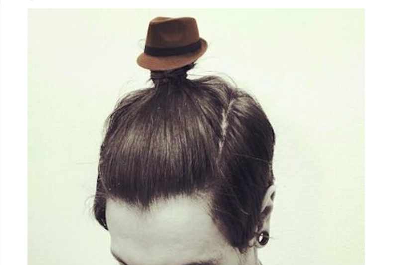 Kapelusz na man bun będzie najnowszym trendem?